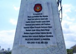 Se develó placa en honor a los bomberos que fallecieron durante la pandemia en Guayaquil
