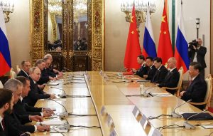 Las delegaciones china y rusa durante su encuentro en Moscú este 21 de marzo de 2023.