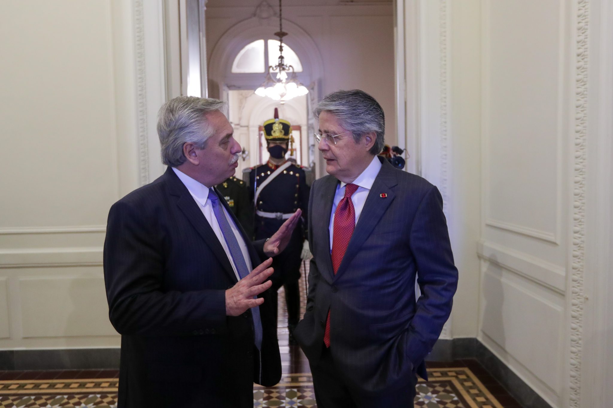 Los presidentes Guillermo Lasso y Alberto Fernández durante un encuentro en Buenos Aires el 22 de abril de 2022.