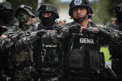 Miembros de la Policía Nacional durante una ceremonia en Quito.