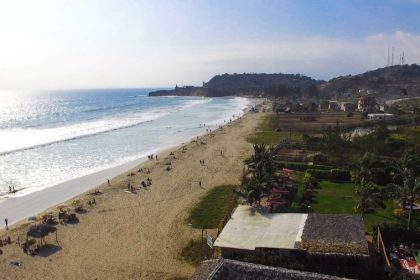 Imagen panorámica de la playa de Montañita, en la provincia de Santa Elena.