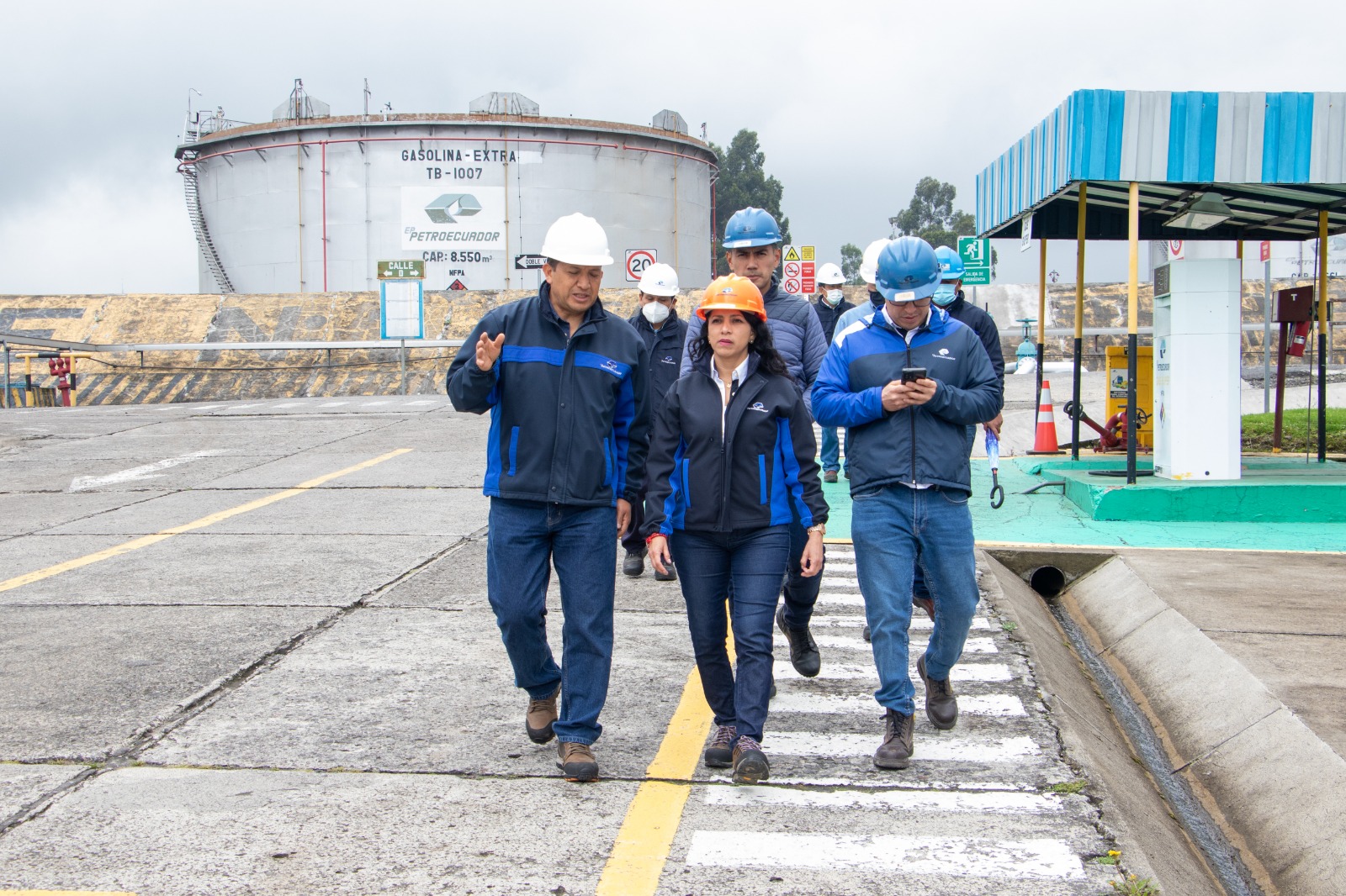 Funcionarios de Petroecuador recorren instalaciones de la empresa estatal.