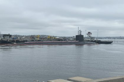 Imagen de un submarino nuclear de Estados Unidos estacionado en San Diego.