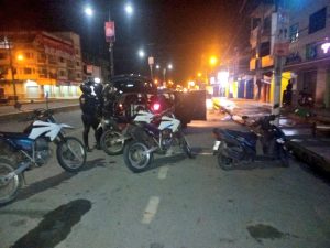 Policías durante un punto de control en el cantón El Triunfo, en Guayas.