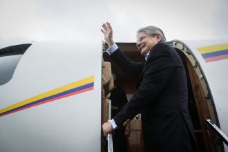 El presidente Guillermo Lasso aborda el avión presidencial este 24 de marzo de 2023.