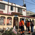 Bomberos de Guayaquil evalúan los daños causados por el sismo.
