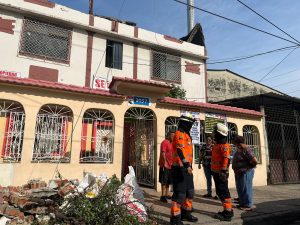 Bomberos de Guayaquil evalúan los daños causados por el sismo.