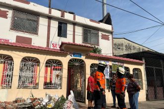 Bomberos de Guayaquil evalúan los daños causados por el sismo.