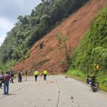 Uno de los deslizamientos que bloquea la vía Cuenca - Molleturo - El Empalme debido al sismo de este 18 de marzo de 2023.