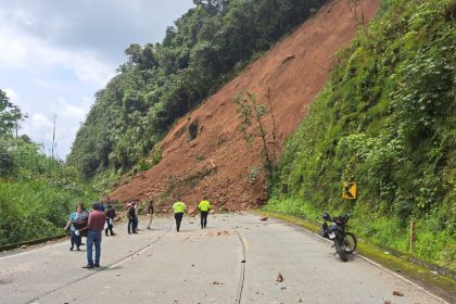 Uno de los deslizamientos que bloquea la vía Cuenca - Molleturo - El Empalme debido al sismo de este 18 de marzo de 2023.