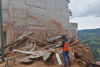 Funcionarios gubernamentales revisan una vivienda colápsala por el sismo de este 18 de marzo de 2023.