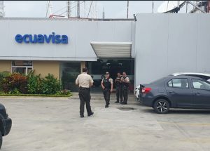 Policías saliendo de Ecuavisa tras el estallido del pen drive.