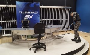 Elementos de la Policía realizan las investigaciones en Ecuavisa.