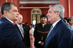 El expresidente Rafael Correa durante su encuentro con el mandatario argentino, Alberto Fernández, este 20 de marzo de 2023 en la Casa Rosada, en Buenos Aires.