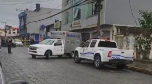 Equipos de criminalística en el lugar donde ocurrió el asesinato de Pablo Velasco, en Santo Domingo de los Tsáchilas.