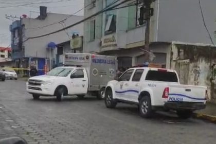 Equipos de criminalística en el lugar donde ocurrió el asesinato de Pablo Velasco, en Santo Domingo de los Tsáchilas.