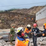 Equipos de rescate trabajan en la zona afectada por el deslizamiento en Alausí.