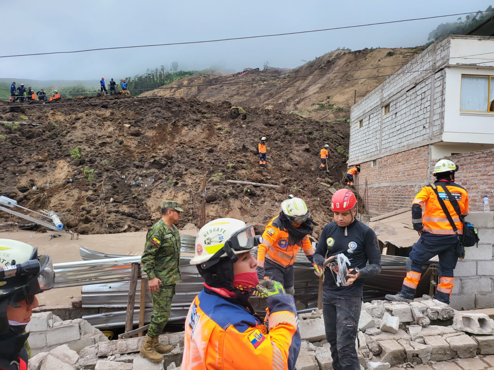 Equipos de rescate trabajan en la zona afectada por el deslizamiento en Alausí.