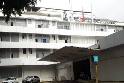 Imagen de los exteriores del hospital Teodoro Maldonado Carbo, en el sur de Guayaquil.