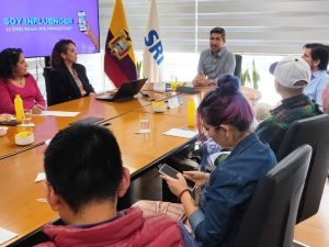 Francisco Briones, director del SRI, lidera una reunión con influencers para explicarles sobre el régimen tributario.