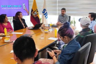 Francisco Briones, director del SRI, lidera una reunión con influencers para explicarles sobre el régimen tributario.