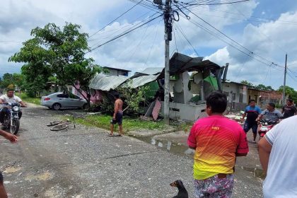 Una vivienda colapsada tras el sismo en Ecuador.