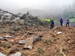 Rescatistas trabajan en la zona del deslizamiento en Alausí este 27 de marzo de 2023.