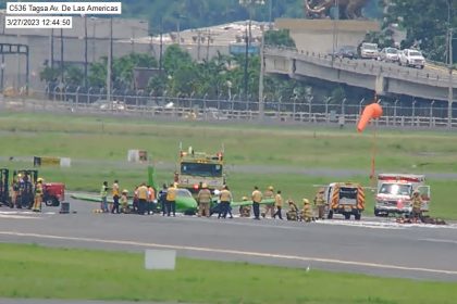 Una cámara de seguridad capta a la avioneta accidentada en el aeropuerto José Joaquín de Olmedo de Guayaquil este 27 de marzo de 2023.
