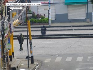 Las cámaras de la Corporación para la Seguridad Ciudadana de Guayaquil observa el accionar del grupo antiexplosivos de la Policía.