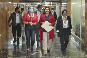 Miembros de la bancada de Pachakutik antes de ofrecer una rueda de prensa.