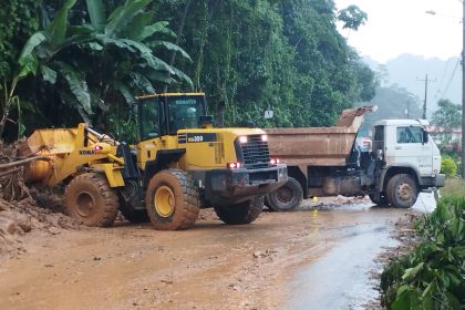 Imagen de archivo de un anterior cierre de la vía Guaranda - Balsapamba el pasado 9 de marzo de 2023.