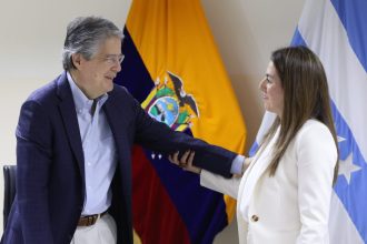 El presidente Guillermo Lasso y la nueva secretaria de Comunicación, Wendy Reyes.