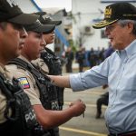 El presidente Guillermo Lasso saluda a policías recién llegados a Guayaquil el pasado 31 de marzo de 2023.