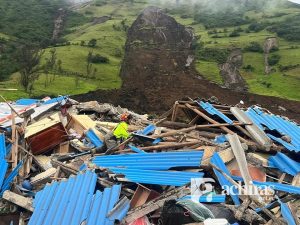 Una foto del medio digital Achiras muestra la destrucción que dejó el deslizamiento en Girón este 6 de abril de 2023.