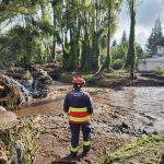 Un bombero de Quito observa la destrucción que dejó el desbordamiento Del Río Pita este 6 de abril de 2023.