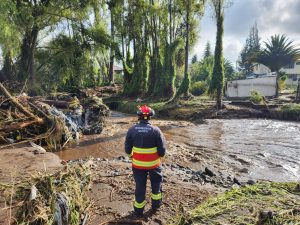 Un bombero de Quito observa la destrucción que dejó el desbordamiento Del Río Pita este 6 de abril de 2023.