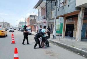 Policías realizan un operativo de seguridad en Esmeraldas este 6 de abril de 2023.
