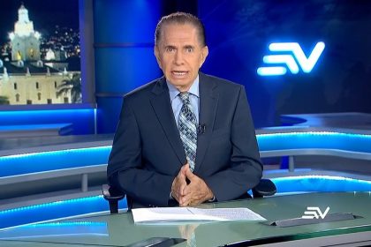 Alfonso Espinosa de los Monteros cuando anunciaba su retiro de la televisión ecuatoriana.