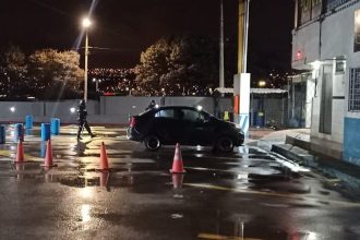 La Policía evacuó los alrededores de donde se estacionó el coche bomba en Quito.