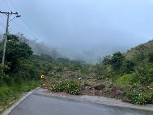 El deslizamiento que obstruyó la vía Cuenca - Girón - Pasaje.