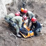 Militares retiran un cuerpo encontrado en la zona del deslizamiento en Alausí.