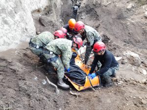 Militares retiran un cuerpo encontrado en la zona del deslizamiento en Alausí.