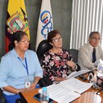 La presidenta del CPCCS, Gina Aguilar (centro), durante la presentación del informe sobre el comité de usuarios de los hospitales.