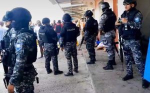 Policías en el puerto pesquero de Esmeraldas donde ocurrió la masacre.