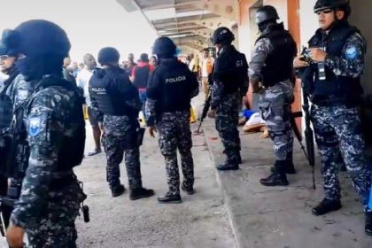 Policías en el puerto pesquero de Esmeraldas donde ocurrió la masacre.