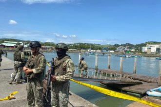 Militares desplegados en el puerto pesquero de Esmeraldas.