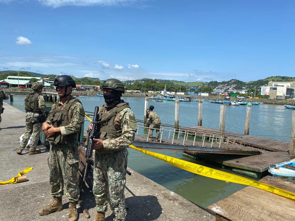 Militares desplegados en el puerto pesquero de Esmeraldas.