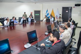 La reunión entre el gobernador del Guayas, Francisco Tabacchi, y el alcalde de Samborondón, José Yúnez, celebrada este 11 de abril de 2023.