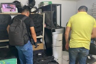 Funcionarios de la Fiscalía en el cuartel policial de Naranjito, donde se produjo el robo de 44 armas de fuego.