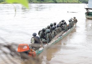 Militares patrullan cuerpos de agua en Esmeraldas en busca de los responsables del ataque al puerto pesquero artesanal de esa localidad.